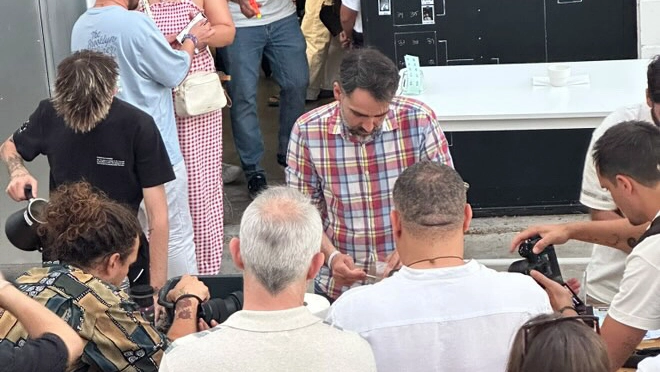 aeropress 2025 sevilla Barista midiendo el tiempo de extracción en AeroPress durante campeonato